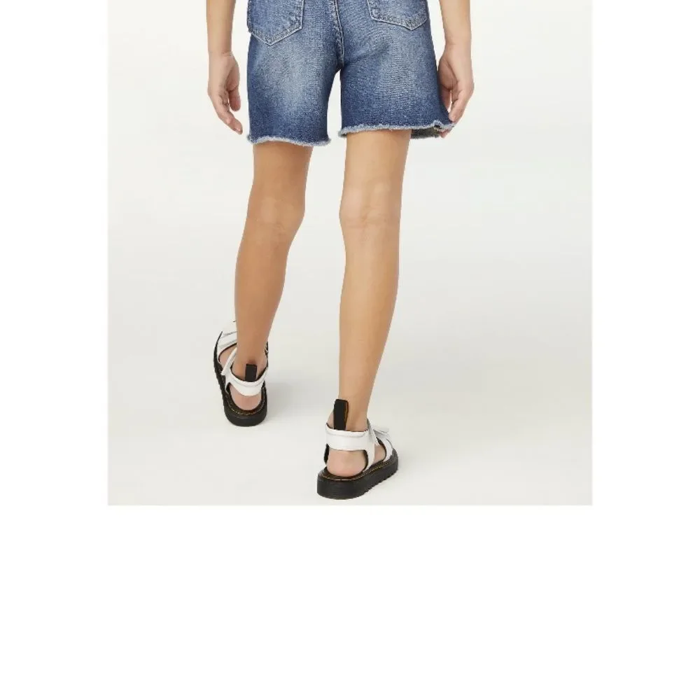 NWT size 8 girl’s above the knee denim shortsCasual 5 pocket frayed hem mid